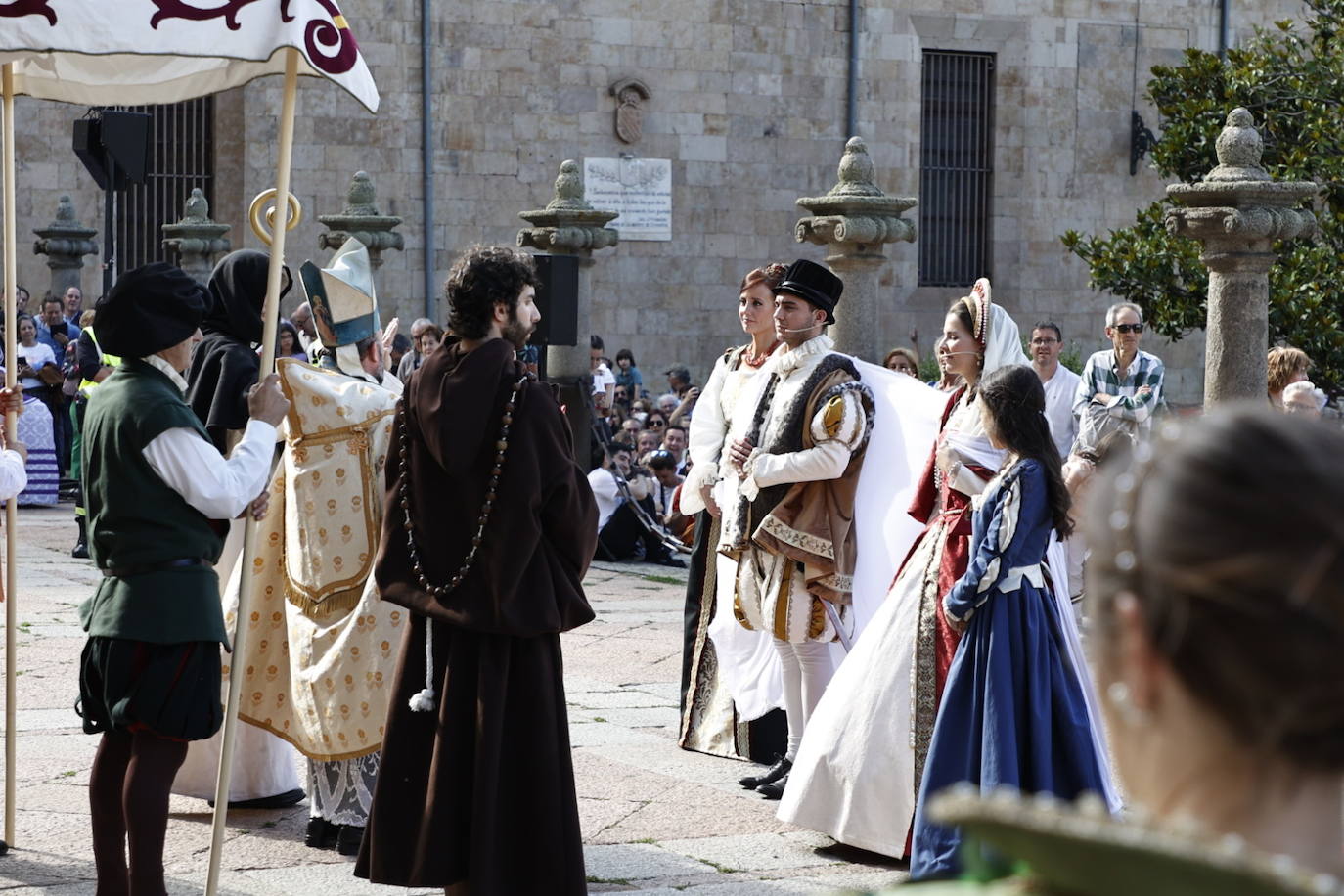 Las elegantes vestiduras del siglo de Oro desfilan por Salamanca