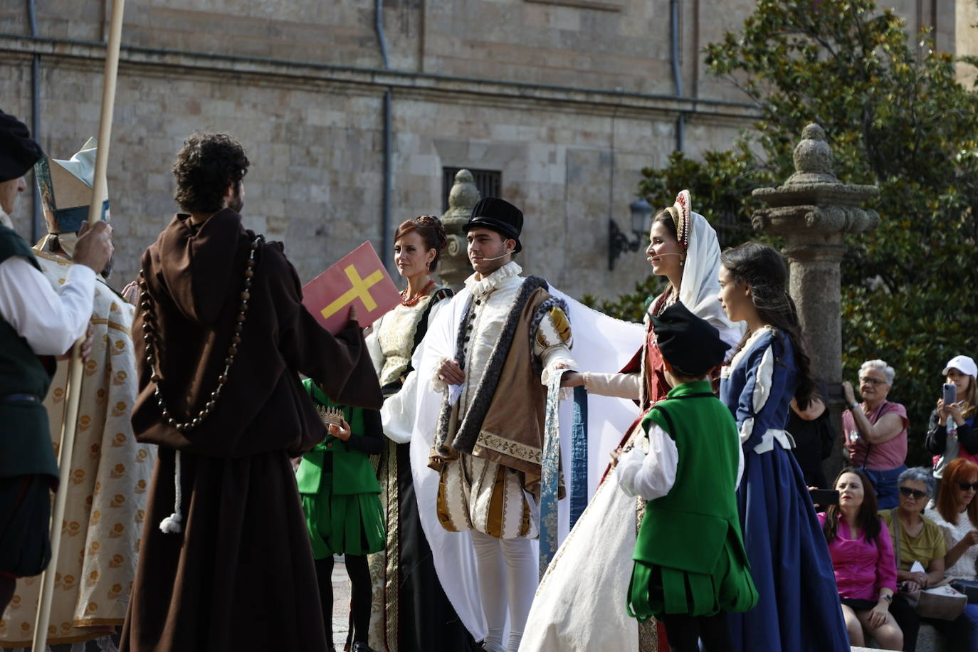 Las elegantes vestiduras del siglo de Oro desfilan por Salamanca