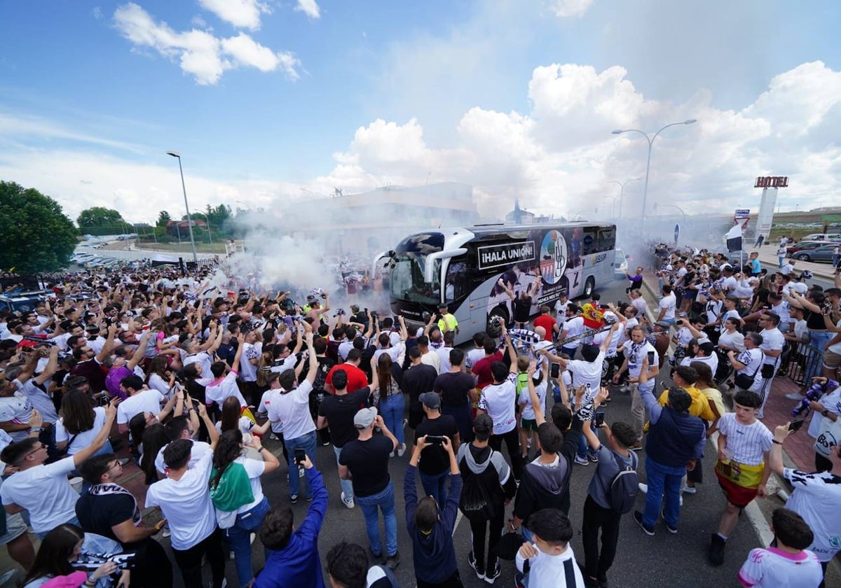 El recibimiento del bus de los jugadores antes del partido frente al Sant Andreu