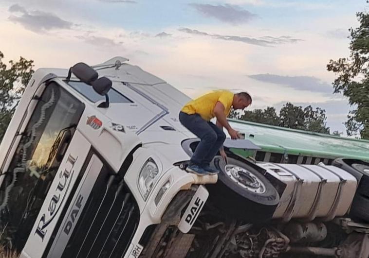 Un camión volcado en Peralejos de Arriba tras un aparatoso accidente