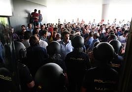 Los ganaderos protestan frente a la delegación.