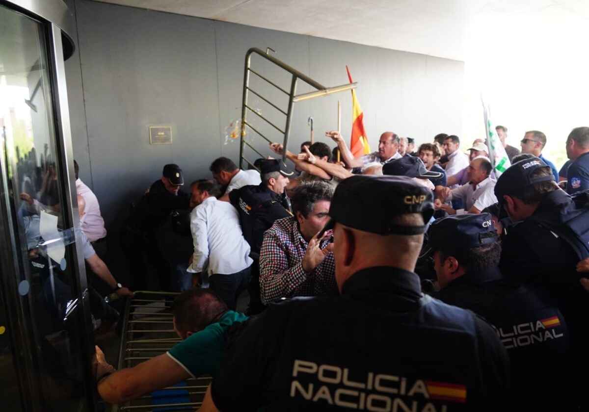 Una imagen de los ganadores intentando entrar al edificio de la Junta.