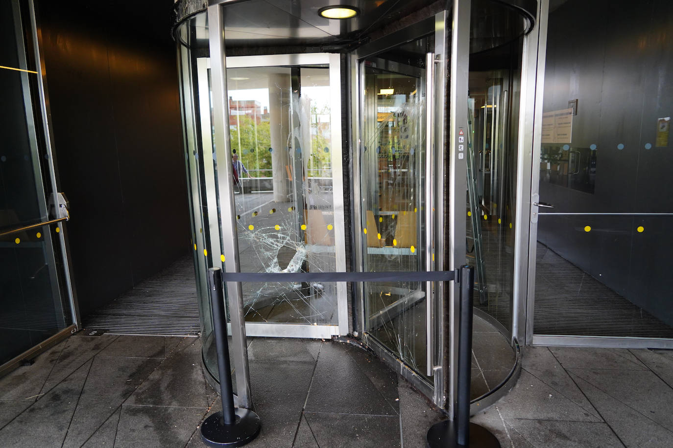 El estado de las puertas de la delegación de la Junta de Castilla y León tras los altercados.