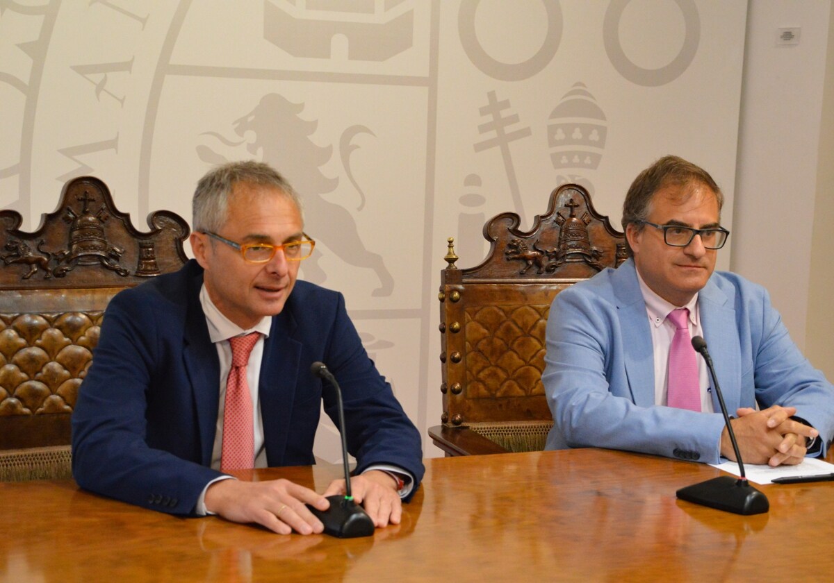 El rector de la Universidad de Salamanca, Ricardo Rivero, junto a Raúl Sánchez Prieto.
