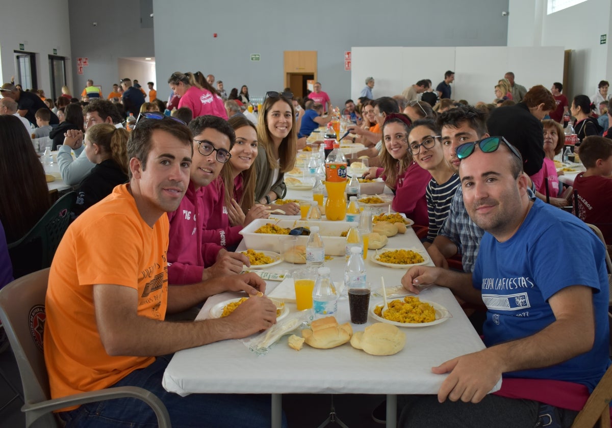 La tradicional paella de hermandad se celebrará el lunes en el multiusos de Villares.