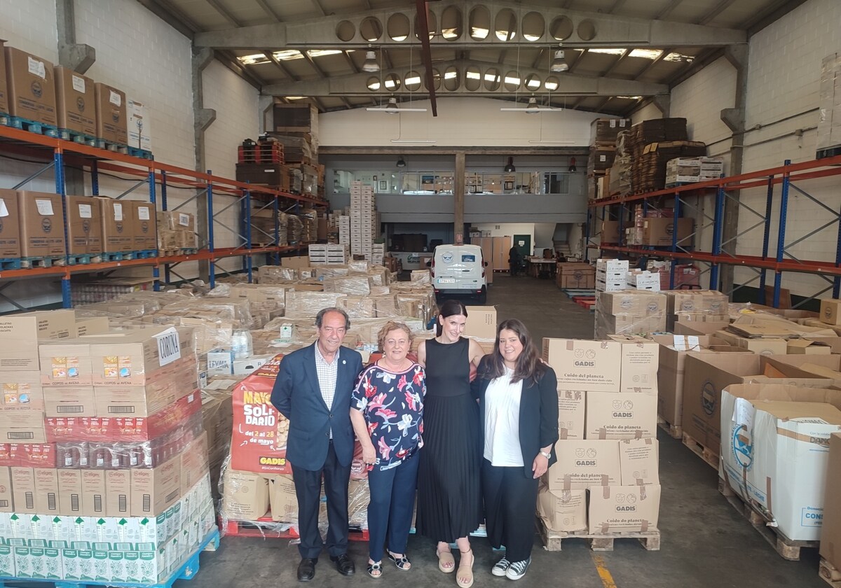 Manuel Mora y Conchi Rey, en representación de los bancos de alimentos; Melisa Pagliaro, directora de Marketing y RSC de GADISA retail, y Lucía Santos, coordinadora de Responsabilidad Social Corporativa.