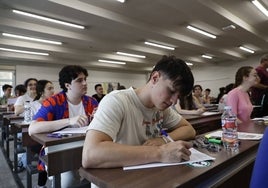 Un estudiante comienza a realizar su prueba de la EBAU