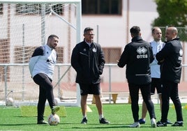 Ponz junto a su cuerpo técnico charlando en un entrenamiento celebrado en el anexo del Reina Sofía.