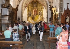 Momento del inicio de la procesión con salida desde la Iglesia.