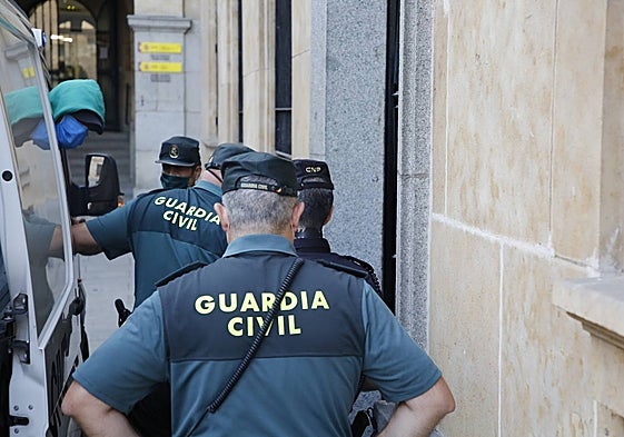 C.G.M., 'El Cristofer', con el rostro oculto a su llegada al juicio en la Audiencia Provincial.