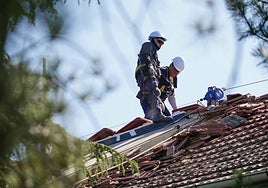 Dos hombres trabajan en un tejado en Salamanca