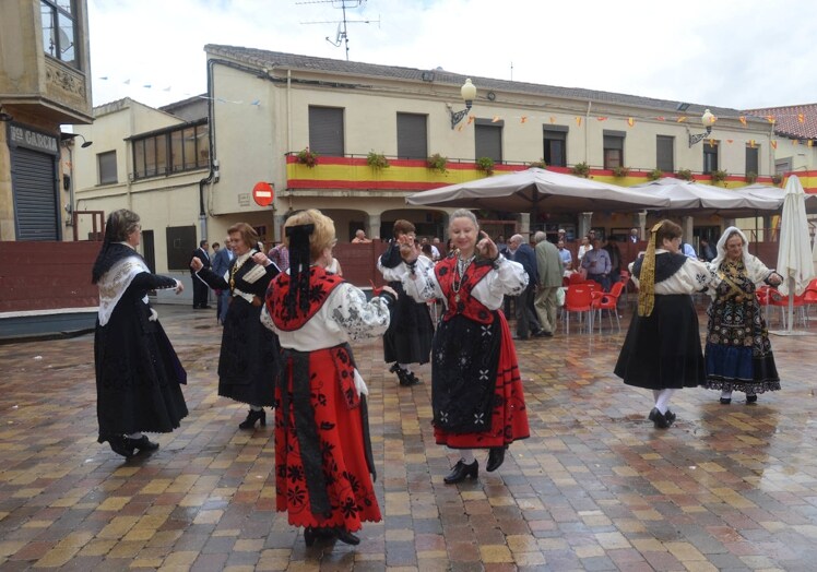 Bailes tradicionales del Grupo Charro de La Fuente, en la plaza.
