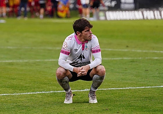 Antonio Amaro, en cuclillas, tras concluir el choque del pasado domingo en el estadio Helmántico.