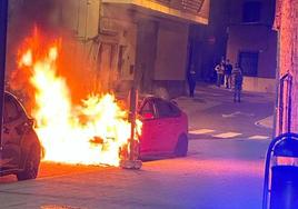 Un coche ardiendo marca una noche de fiesta en Villares de la Reina