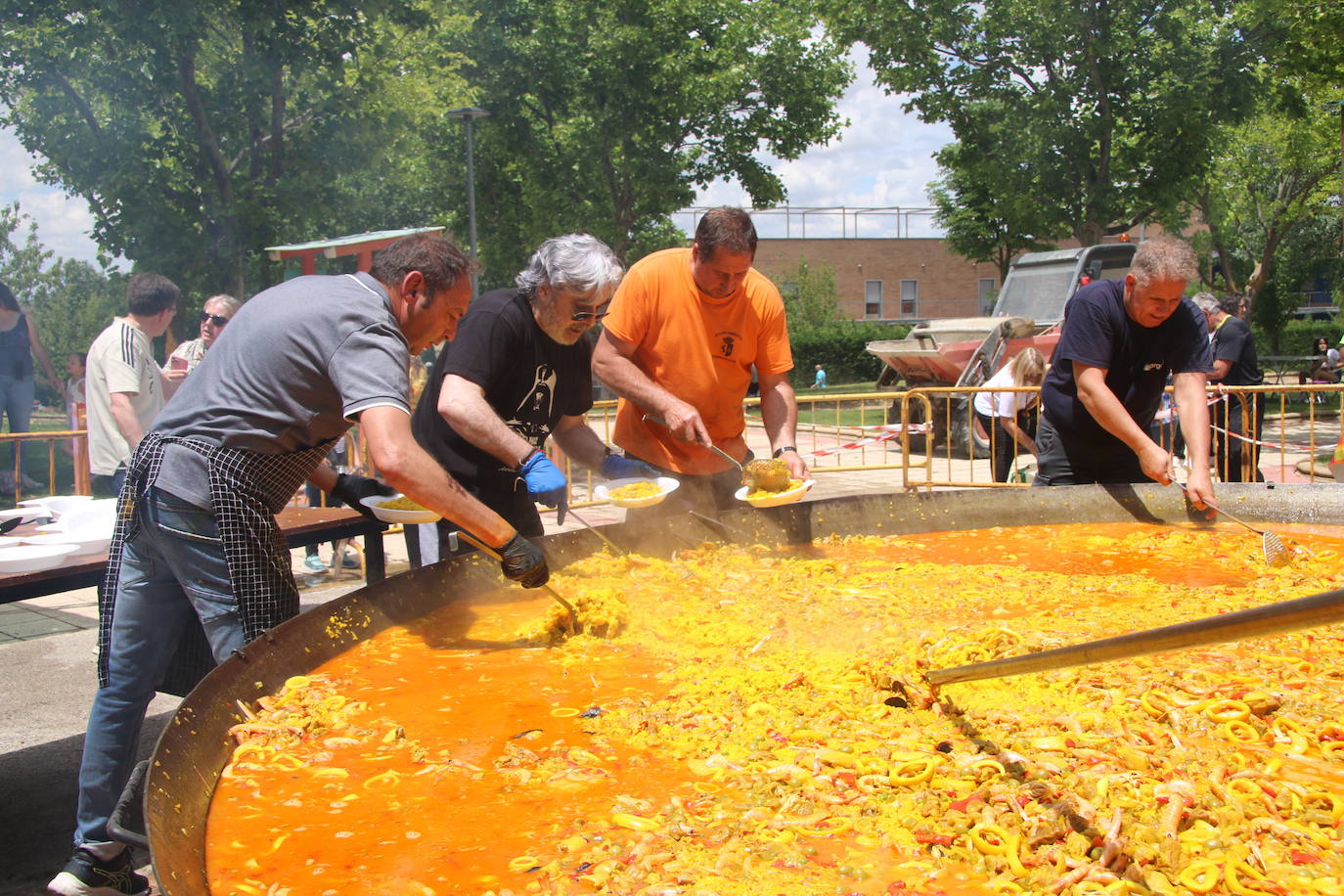 Cabrerizos triunfa con su paella de 5.000 raciones