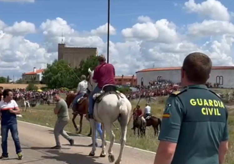 Un guardia civil, desalojando a los cabalistas de la zona