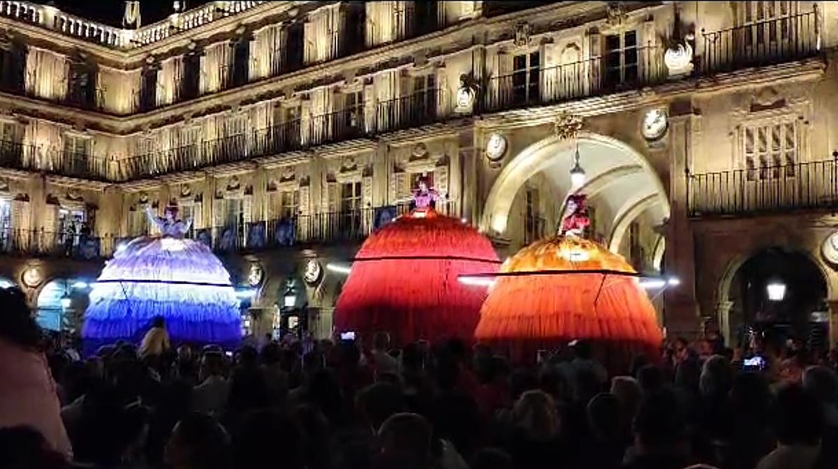 Una Plaza Mayor de cuento: así fue el espectáculo que cerró las celebraciones del domingo por San Juan de Sahagún