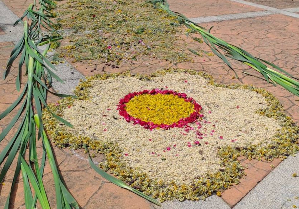 Las espectaculares alfombras florales de Serradilla del Arroyo para celebrar el Corpus