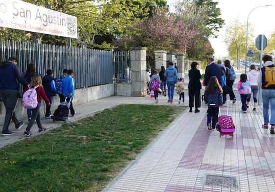 Alumnos de Infantil y Primaria, acompañados por su padres, llegando a un centro educativo de la ciudad de Salamanca.