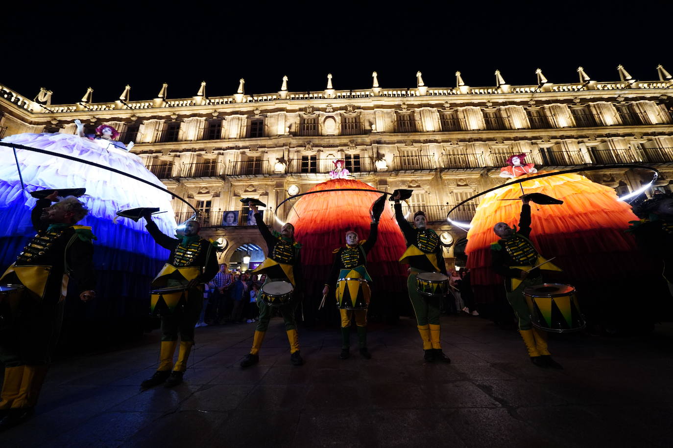 Momentazo en la Plaza Mayor: ¡una pedida de mano en mitad del espectáculo!