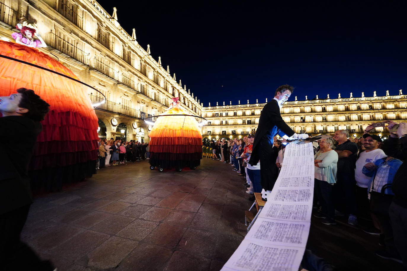 Momentazo en la Plaza Mayor: ¡una pedida de mano en mitad del espectáculo!