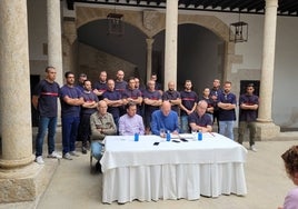 Integrantes y directiva de la asociación humanitaria de Bomberos Voluntarios de Ciudad Rodrigo durante la rueda de prensa de ayer