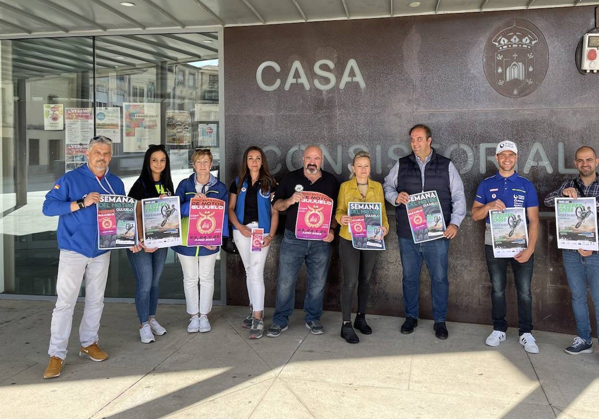 Representantes del Ayuntamiento, el motoclub Pata Negra y Lorenzo Santolino, en el Ayuntamiento.