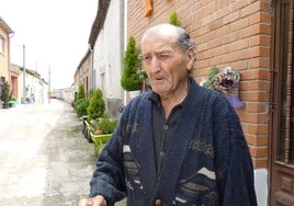 Manuel Ríos Cuesta en la calle Empedrada de Salmoral.