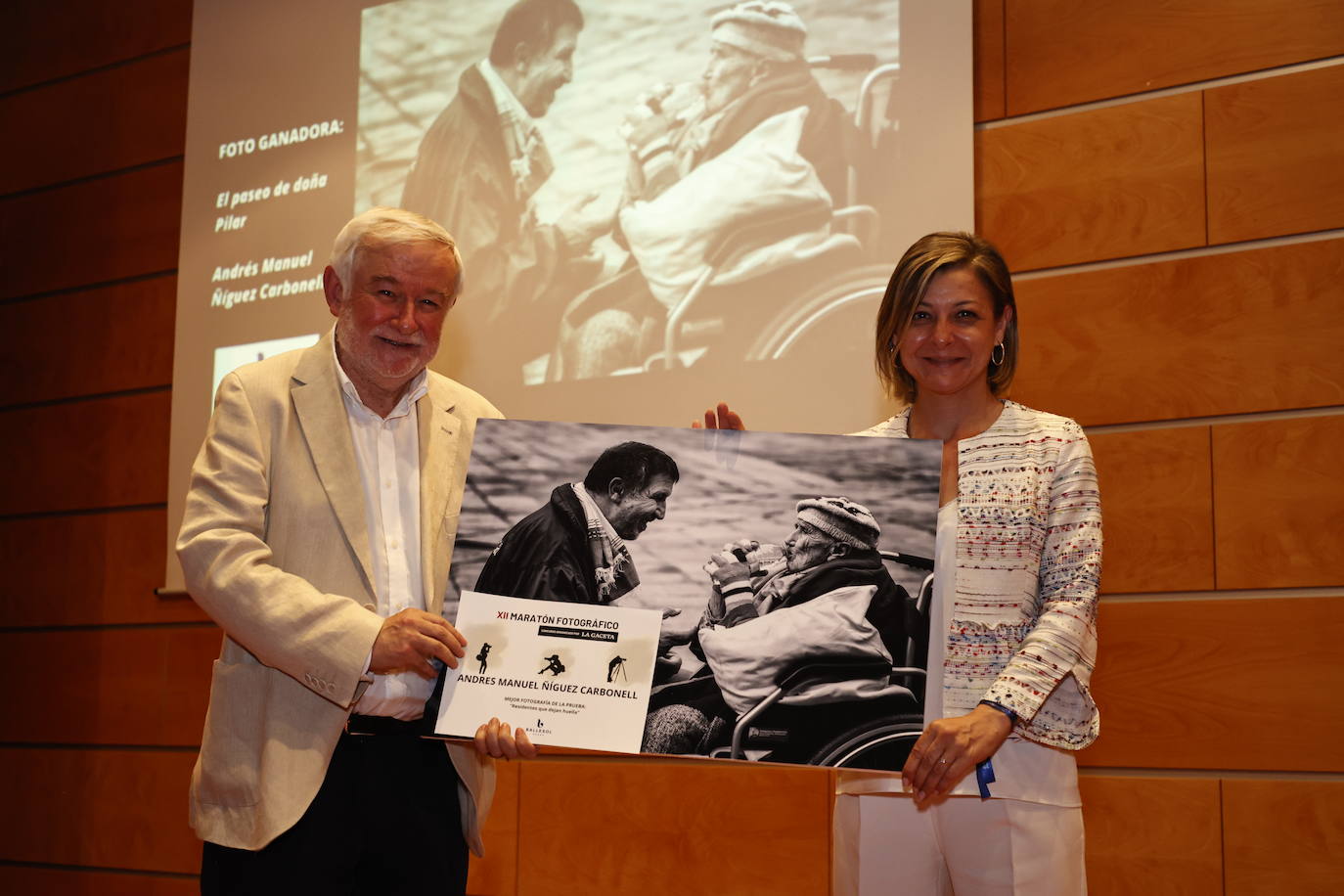 «El paseo de doña Pilar» de Andrés Manuel Ñíguez ganó la categoría. Entregó el premio Yolanda Cañizal, directora de Ballesol.