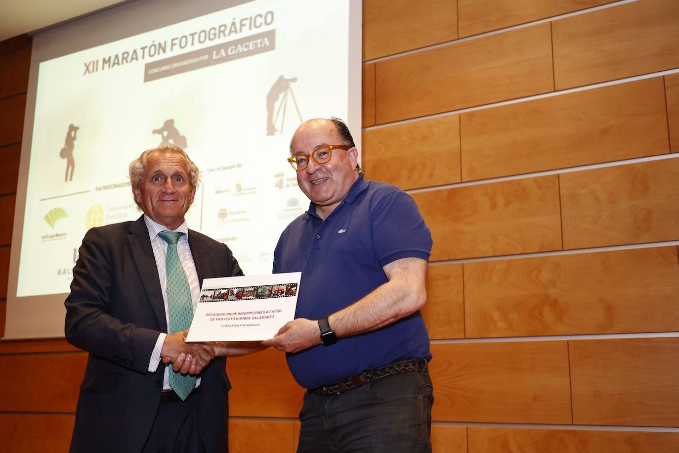 Manuel Muiños, presidente de Proyecto Hombre, recibe el cheque solidario de manos de Jaime González Lucas, director general de LA GACETA.