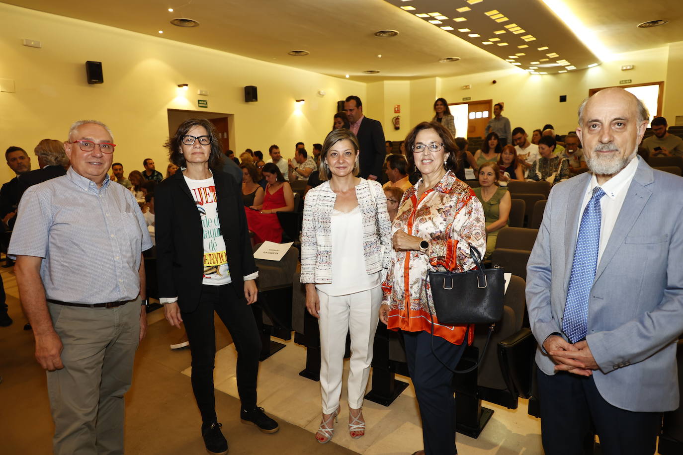 Varios patrocinadores y miembros del jurado posan antes de comenzar el acto