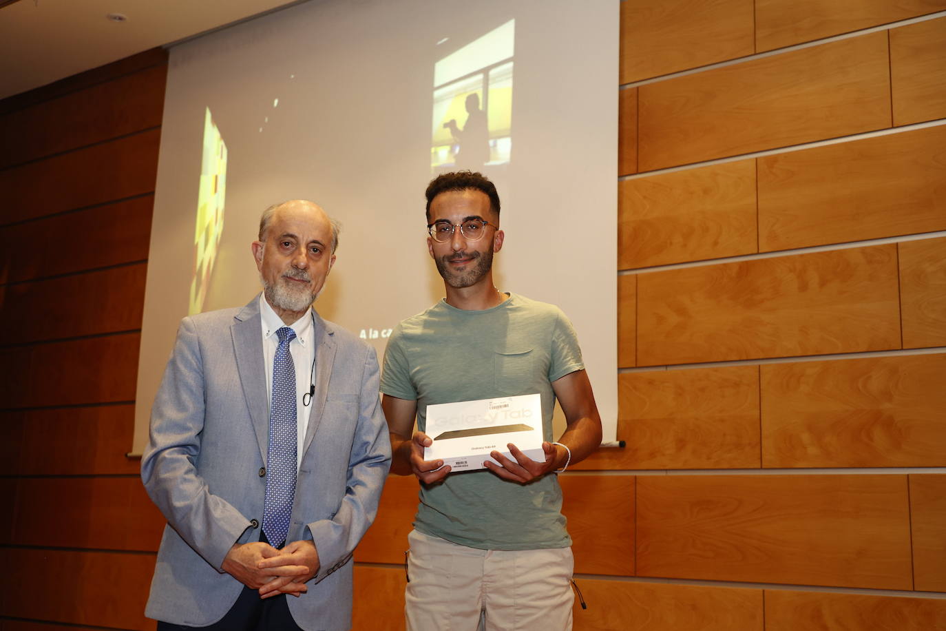 David Martín Pinto logró el tercer premio de la edición del concurso con la fotografía «A la caza de la mejor instantánea». El fotógrafo Vicente Sierra Puparelli, jurado del Maratón Fotográfico, le hizo entrega de una tablet Samsung.