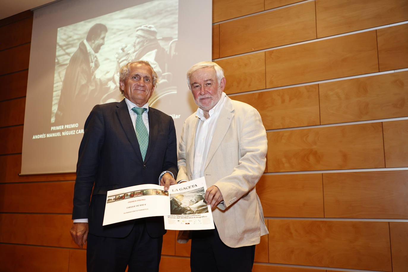 Andrés Manuel Ñíguez Carbonell es el ganador de la XII edición del Maratón Fotográfico con la fotografía titulada «El paseo de doña Pilar». Le entregó el primer premio, un cheque de 600 euros, el director general de LA GACETA, Jaime González Lucas.