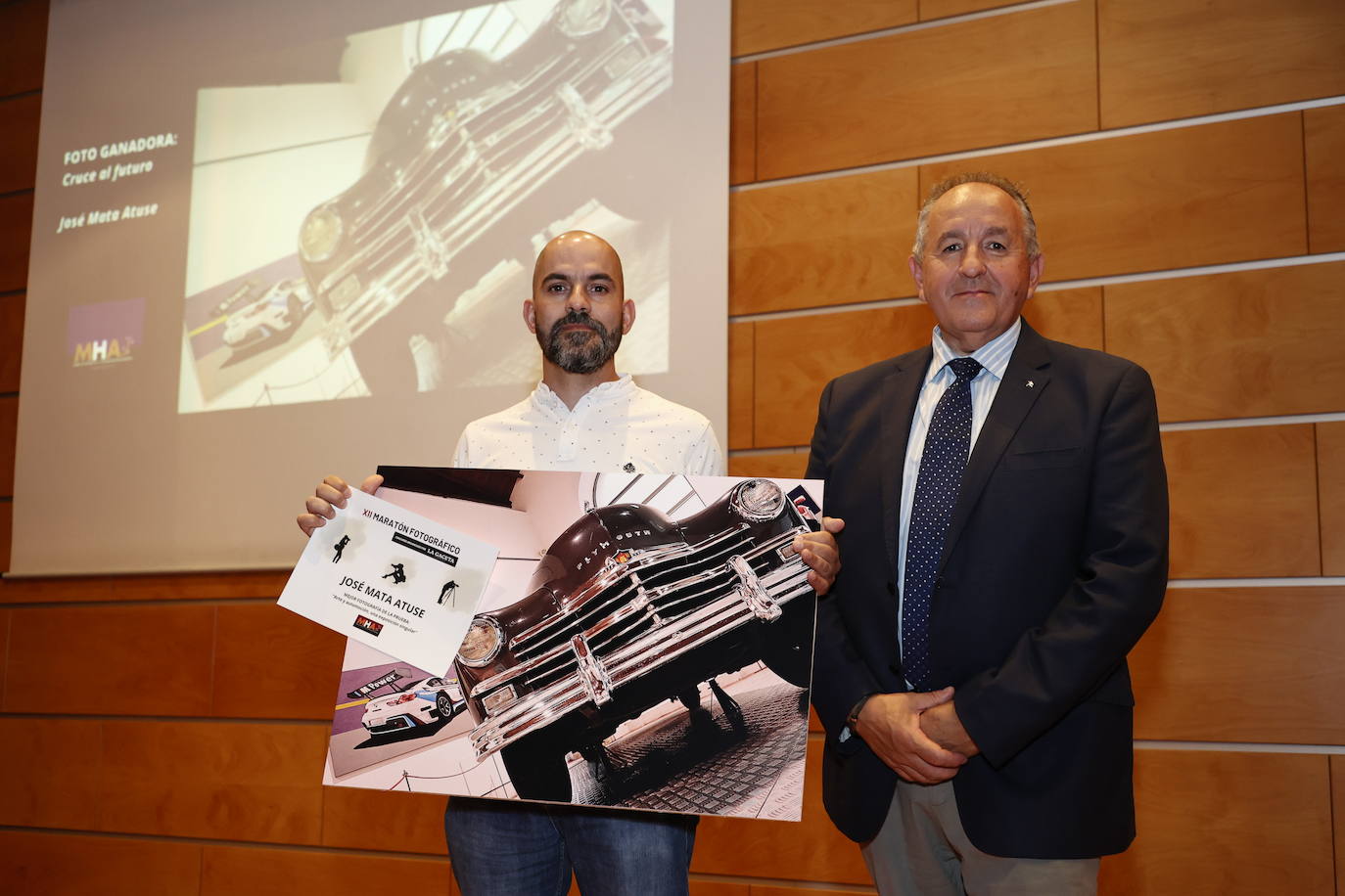 José Mata se alzó con el premio que le entregó el director del Museo de Automoción, Luis Miguel Mata, con «Cruce al futuro».