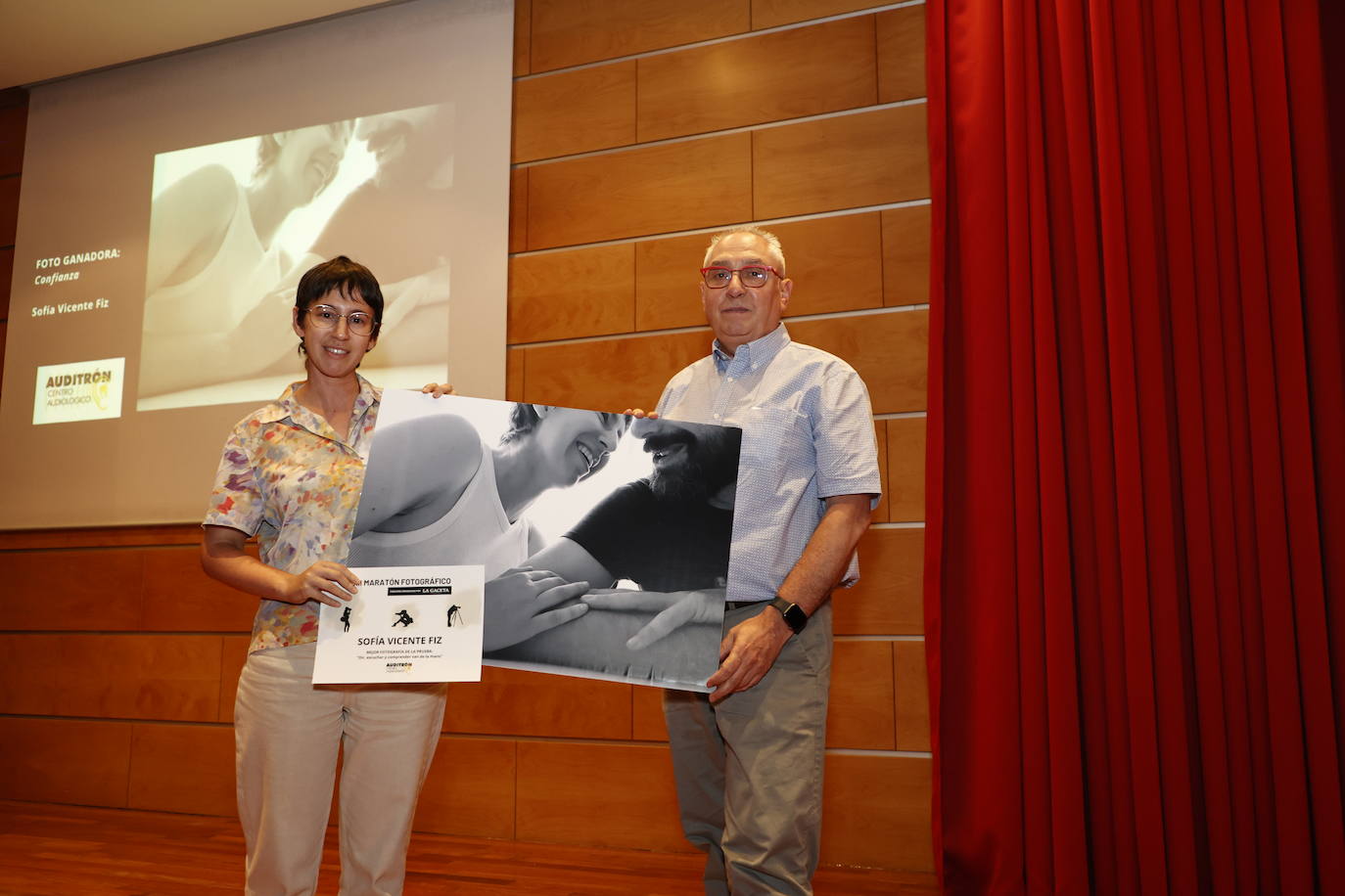 José Ignacio García, director técnico de Auditrón Centro Audiológico, entregó el premio a Sofía Vicente Cid por «Confianza».