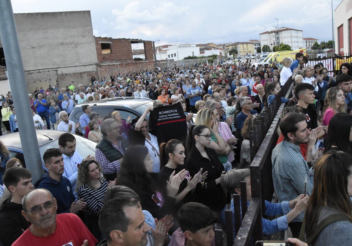 Más de 2.000 personas acompañaron a los bomberos de Ciudad Rodrigo en su salida del parque.