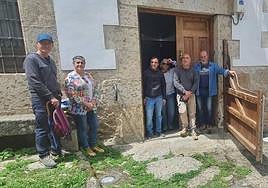 Antonio Hinojal, Marisa Macías, Pedro López y Roberto Lana, en una batipuerta con el matrimonio propietario de una casa en la Cuesta de la Romana.