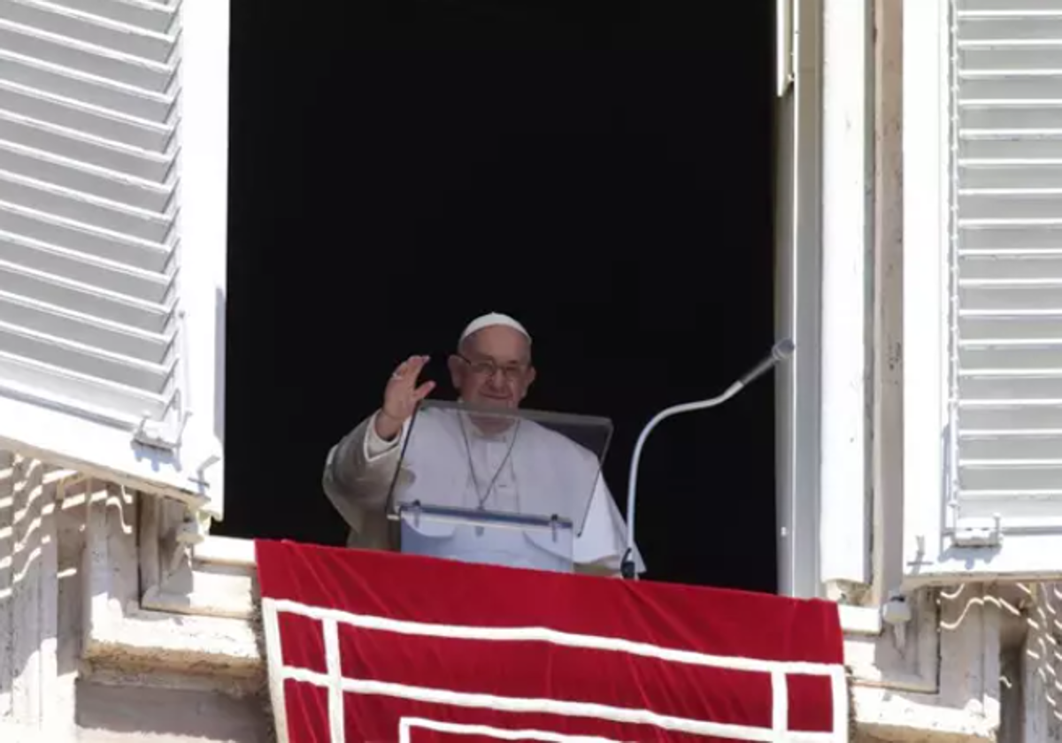 El Papa Francisco saludando a sus fieles.