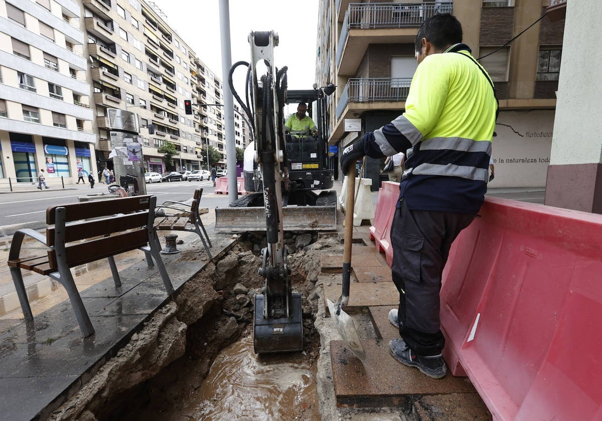 Inicio de la obra con la apertura de un foso al principio de la calle.