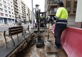 Inicio de la obra con la apertura de un foso al principio de la calle.