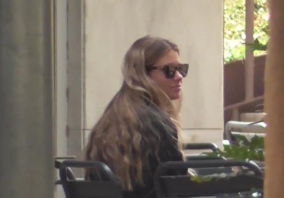 La joven catalana Clara Chía en una terraza de la ciudad condal.