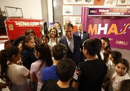 El alcalde de la ciudad, Carlos García Carbayo, y el director del centro, Luis Miguel Mata, charlan con los alumnos