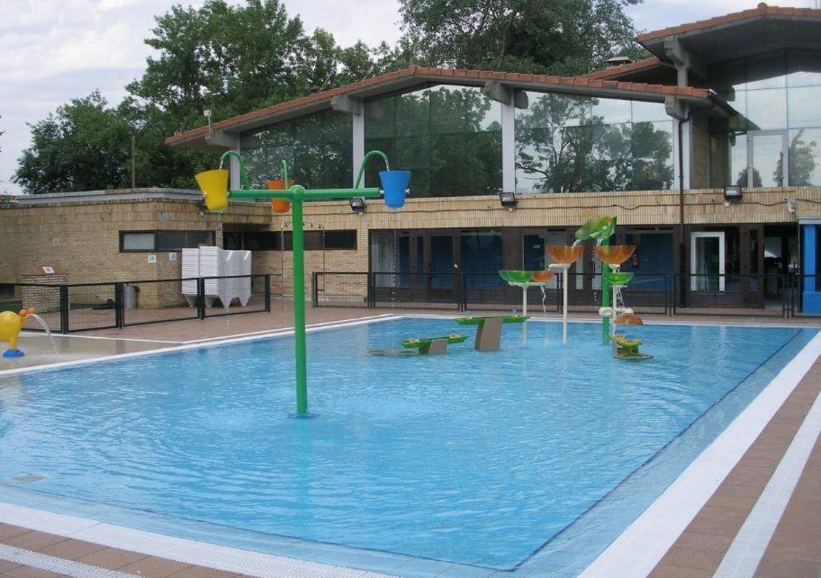 Una piscina particular en una casa rural.