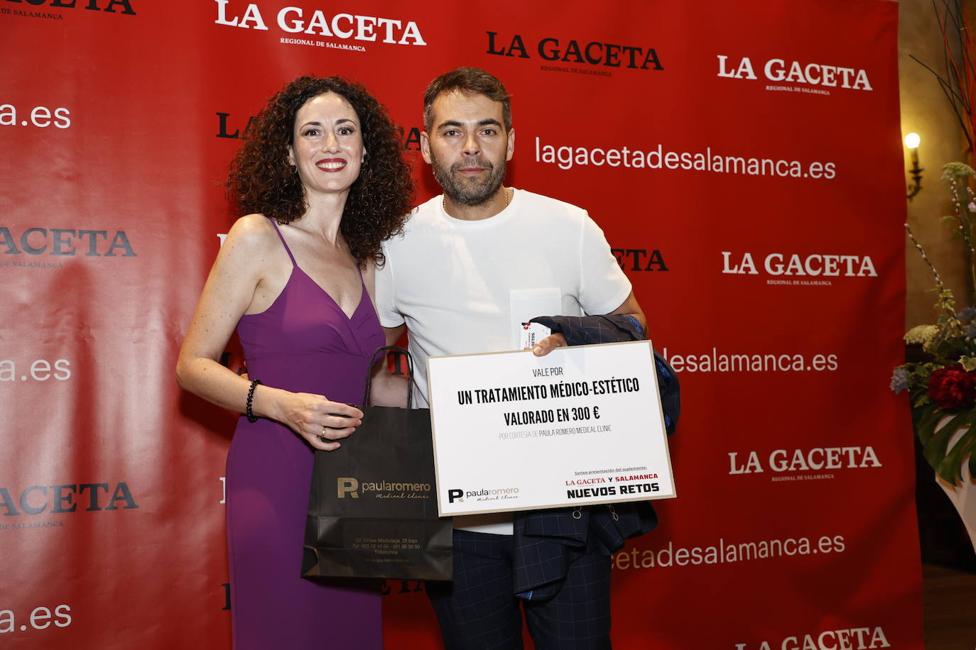 Edelmiro Amigo, de Talleres Lisboa, ganó un tratamiento médico-estético en Paula Romero Medical Clinic, valorado en 300 euros. Entregó el premio Mónica Ponte.