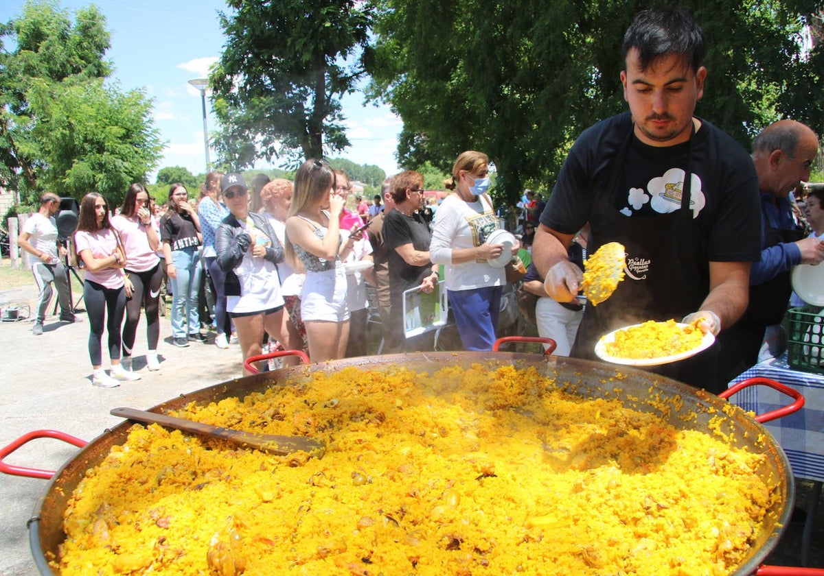 La gran paella de hermandad de las últimas fiestas de San Juan en Aldealengua.