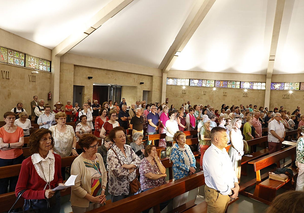 Numerosos fieles asistieron a la misa del 25 aniversario de la parroquia