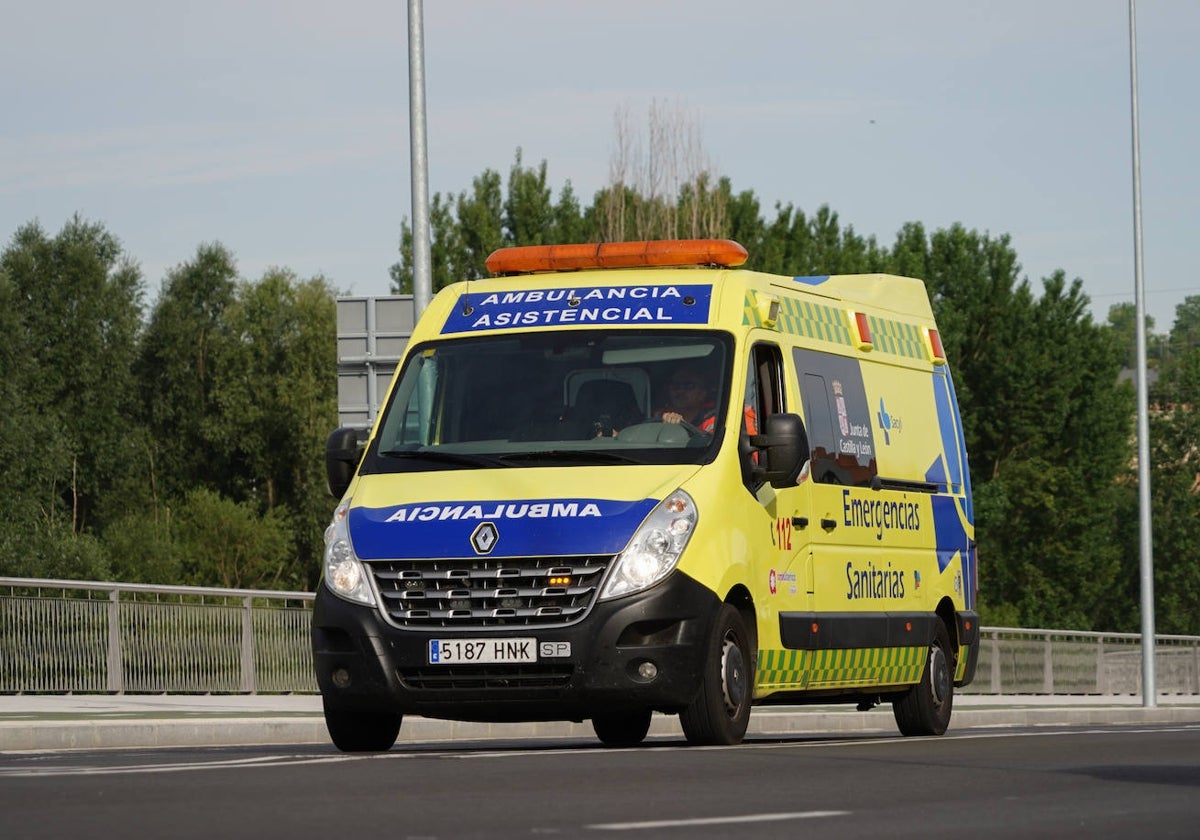 Una mujer trasladada al hospital tras el choque de dos coches en Almenara de Tormes