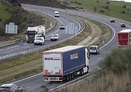 Camiones circulan por la carretera.