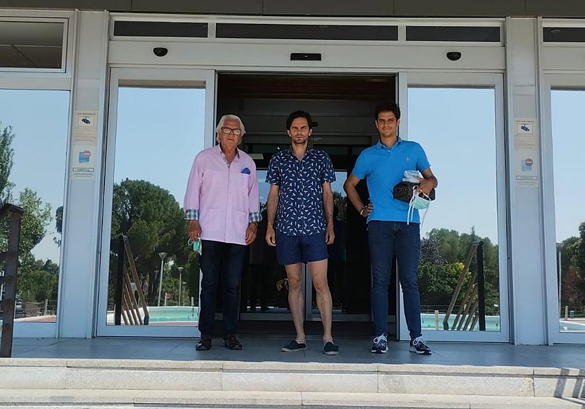 Juan del Álamo la salida del hospital de Majadahonda, junto a su apoderado Lázaro Carmona, a la izquierda.