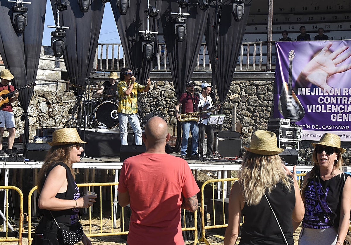 Buena música y mejillones en San Martín del Castañar